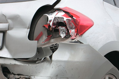 skadeservice på grå bil
